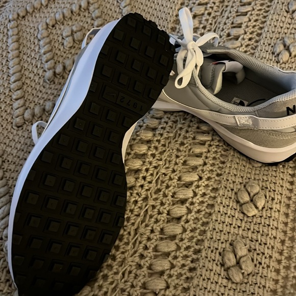 Brand new never worn NIKE sneakers - Picture 3 of 3